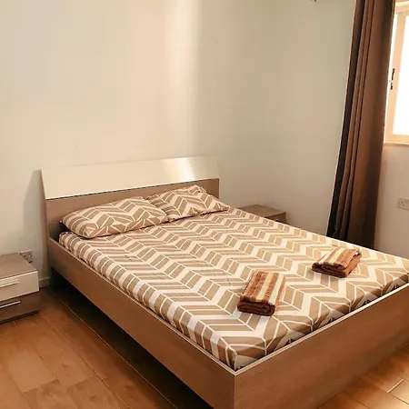 Spinola Bay Sea,restaurants & Nightlife * Saint Julian's