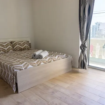 Spinola Bay Sea,restaurants & Nightlife *