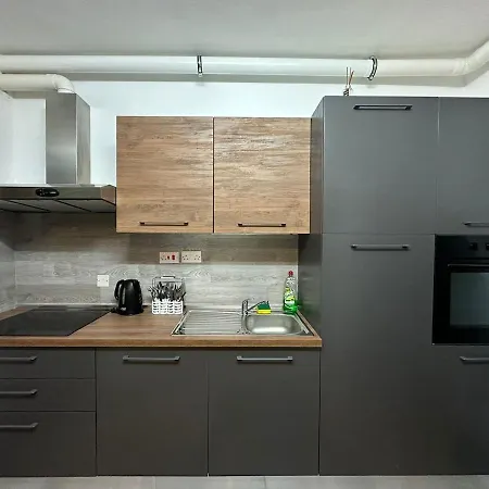 Spinola Bay Sea,restaurants & Nightlife