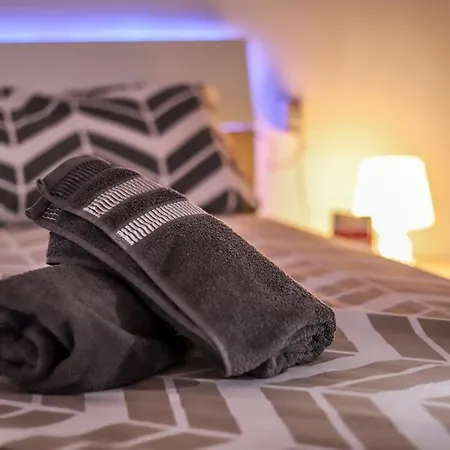 Spinola Bay Sea,restaurants & Nightlife * Saint Julian's